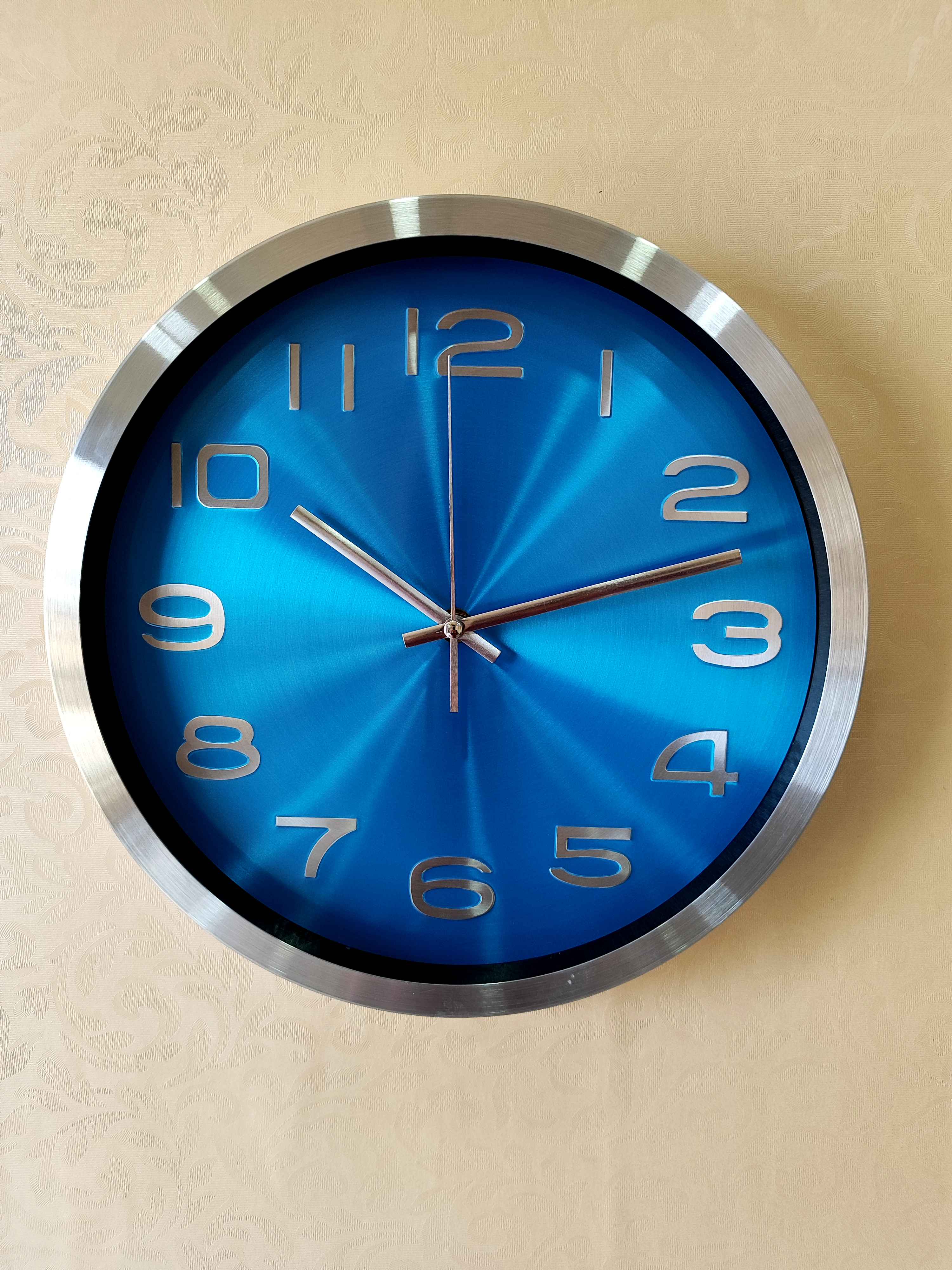 Modern Silent Metal Wall Clock – 12 Inch Brushed Silver Frame & Vibrant Blue Dial