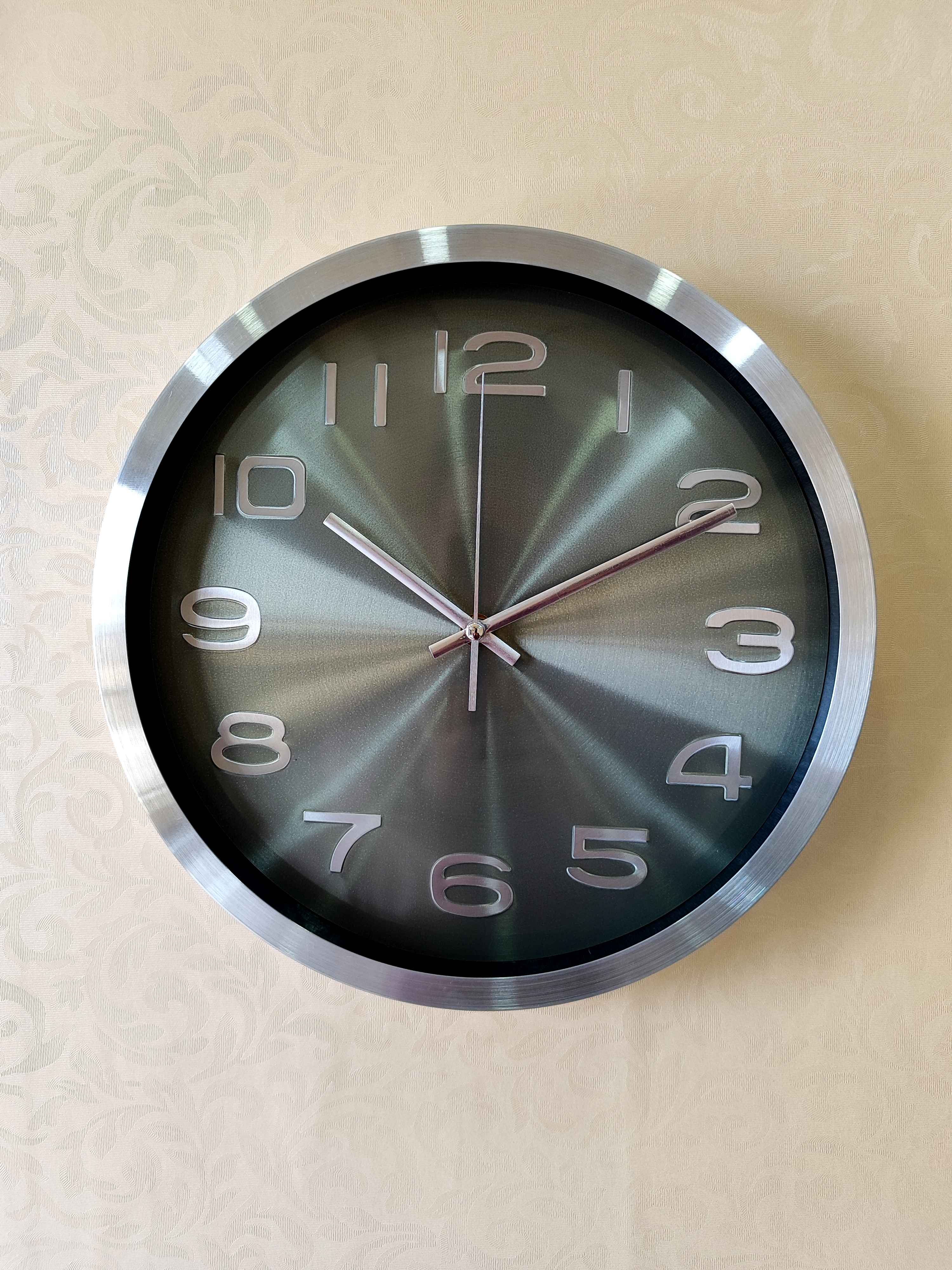 Modern Silent Metal Wall Clock – 12 Inch Brushed Silver Frame & Stylish Green Dial