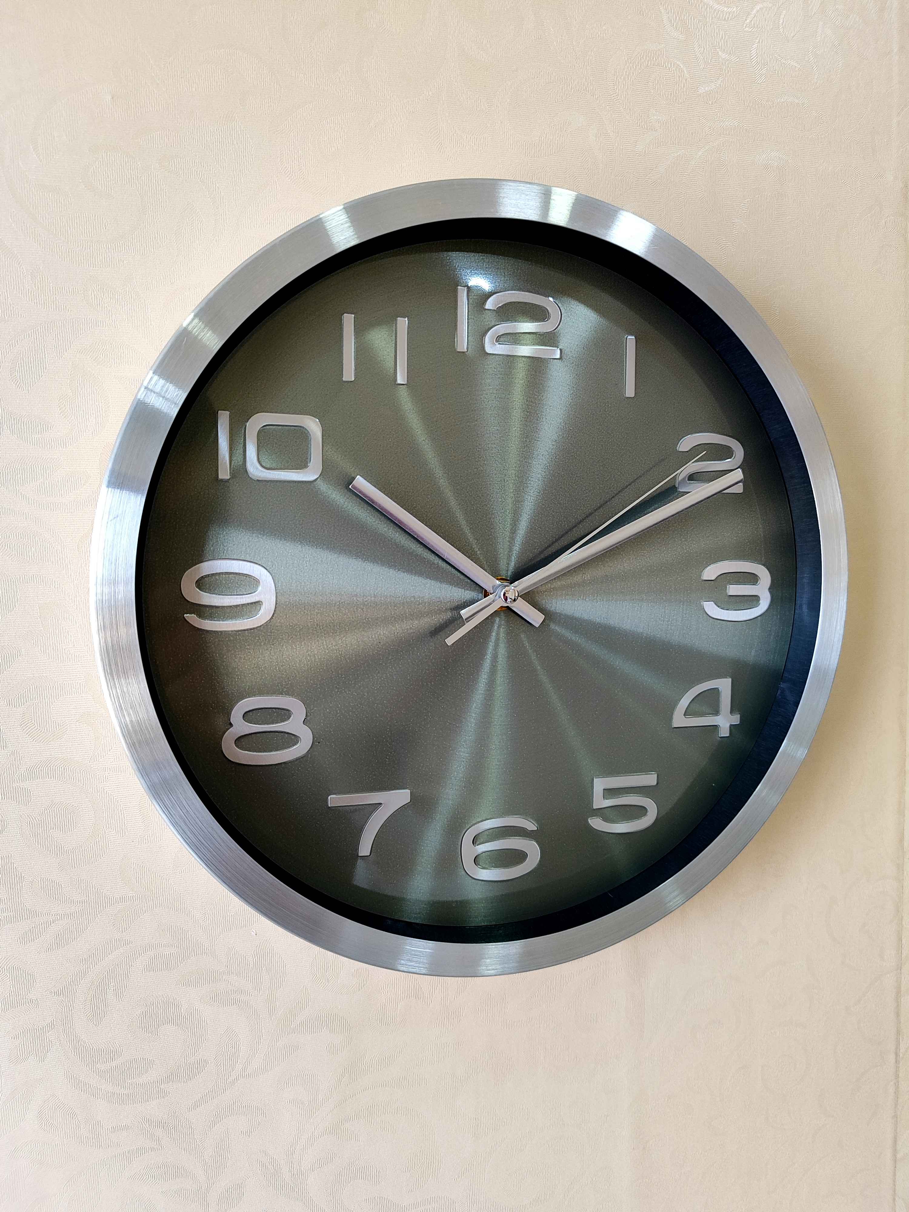 Modern Silent Metal Wall Clock – 12 Inch Brushed Silver Frame & Stylish Green Dial