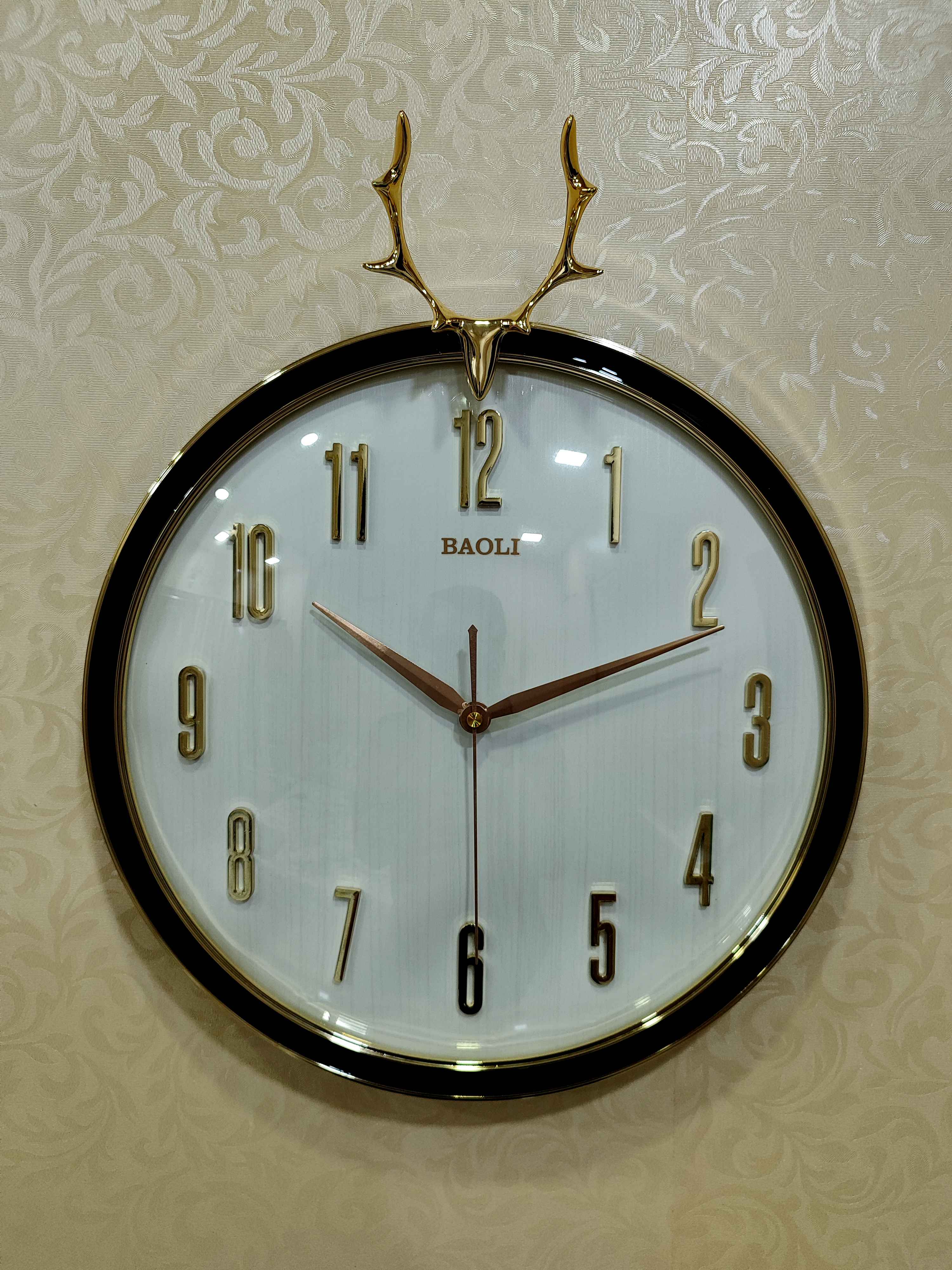 Modern Deer Antler Wall Clock – 18"x2"x18" Decorative Timepiece (45x5x45 cm)