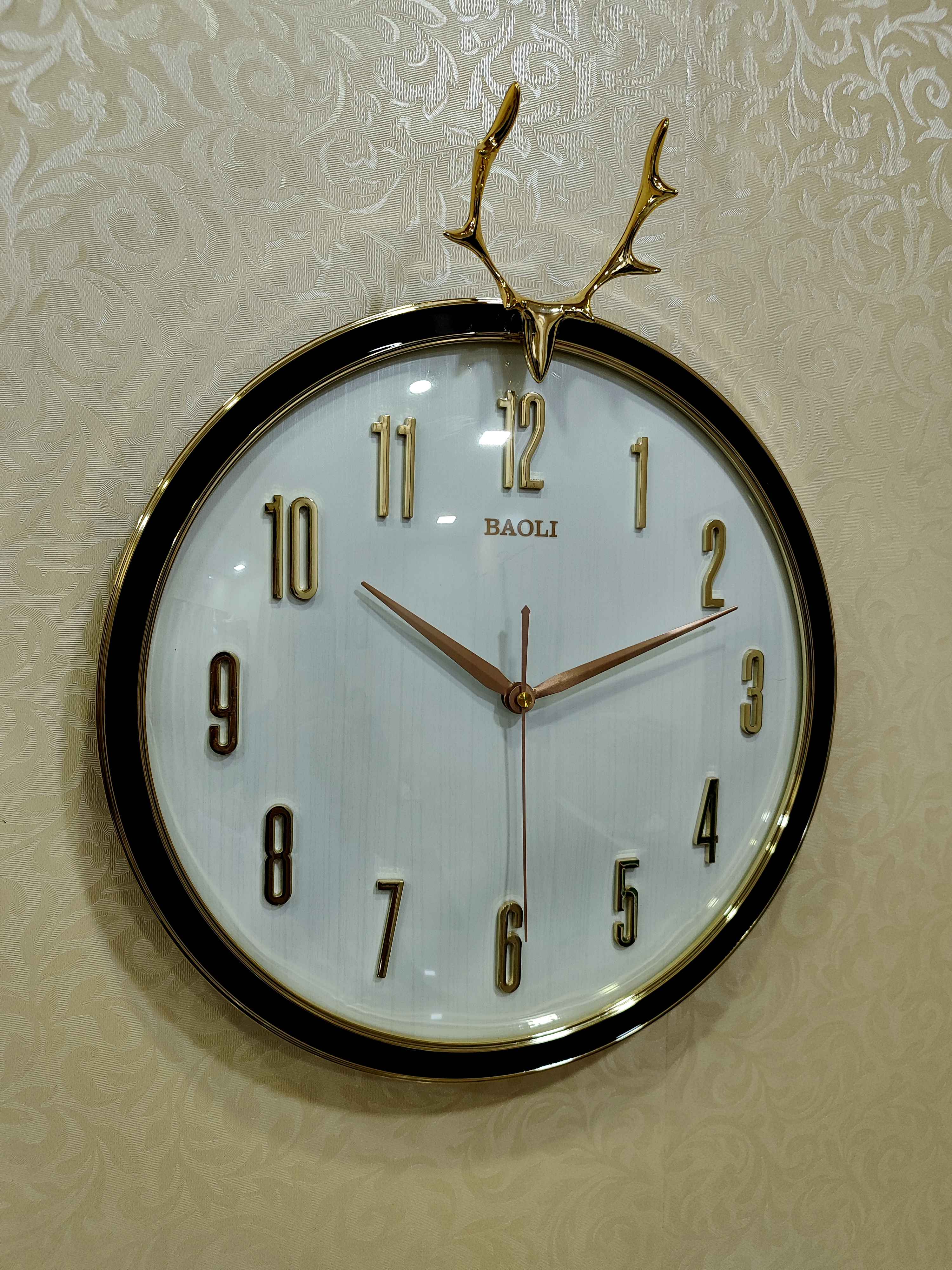 Modern Deer Antler Wall Clock – 18"x2"x18" Decorative Timepiece (45x5x45 cm)