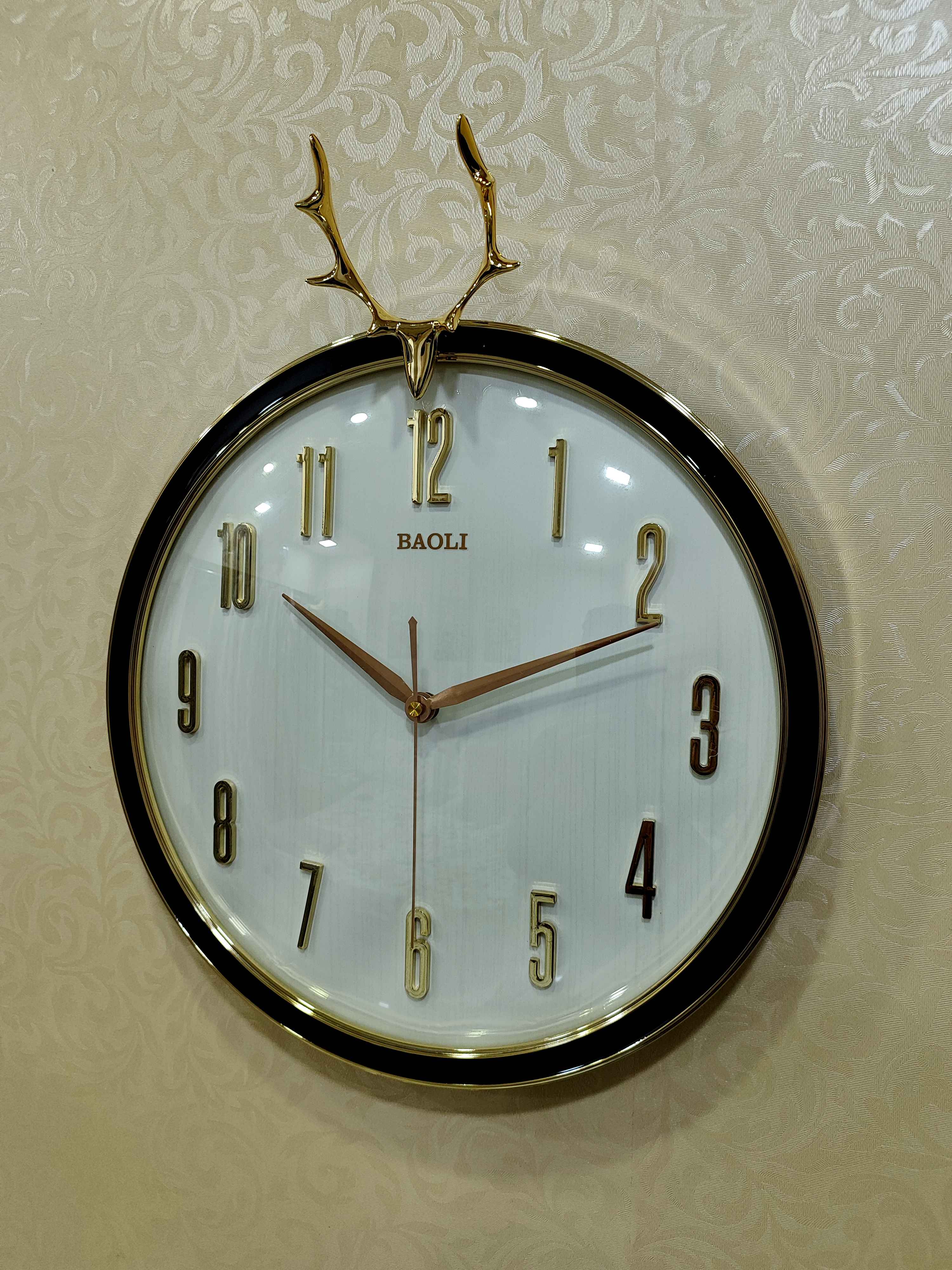 Modern Deer Antler Wall Clock – 18"x2"x18" Decorative Timepiece (45x5x45 cm)
