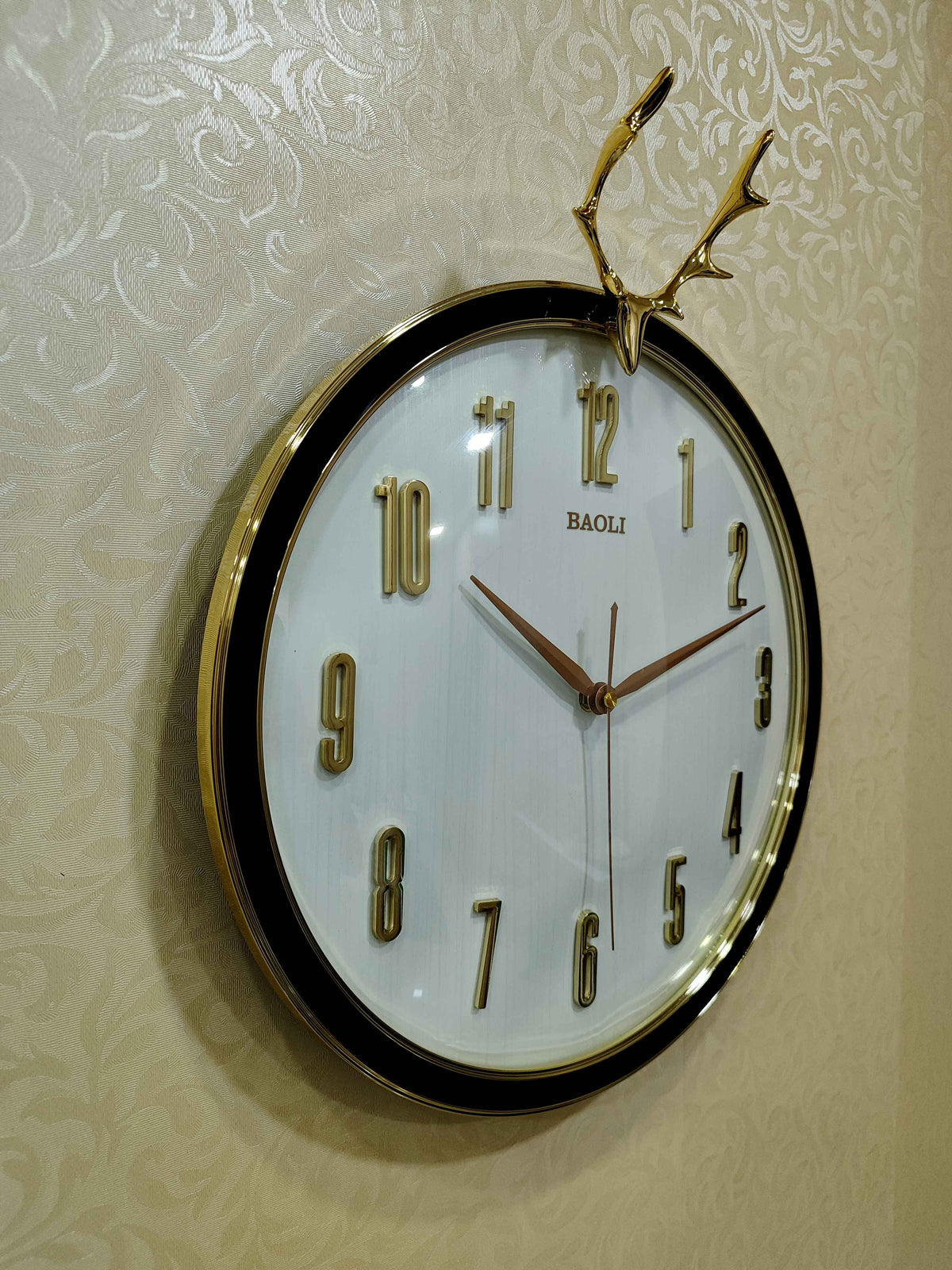 Modern Deer Antler Wall Clock – 18"x2"x18" Decorative Timepiece (45x5x45 cm)