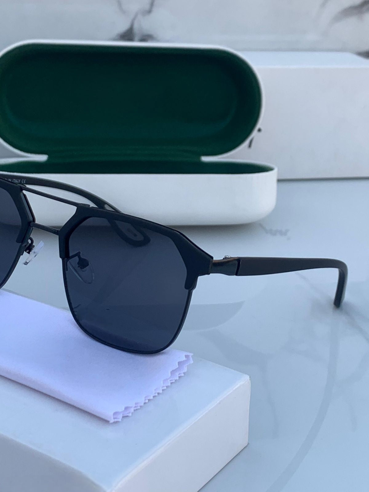 Stylish 2-in-1 Clip-On Chasma Frame with Polarized Sunglass Lens (Black & Green)