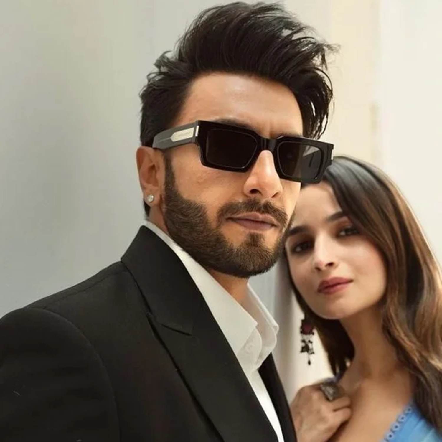 Ranveer Singh-Inspired Luxury Black Gold Frame Wayfarer Sunglasses – Black Lens Edition (Unisex)
